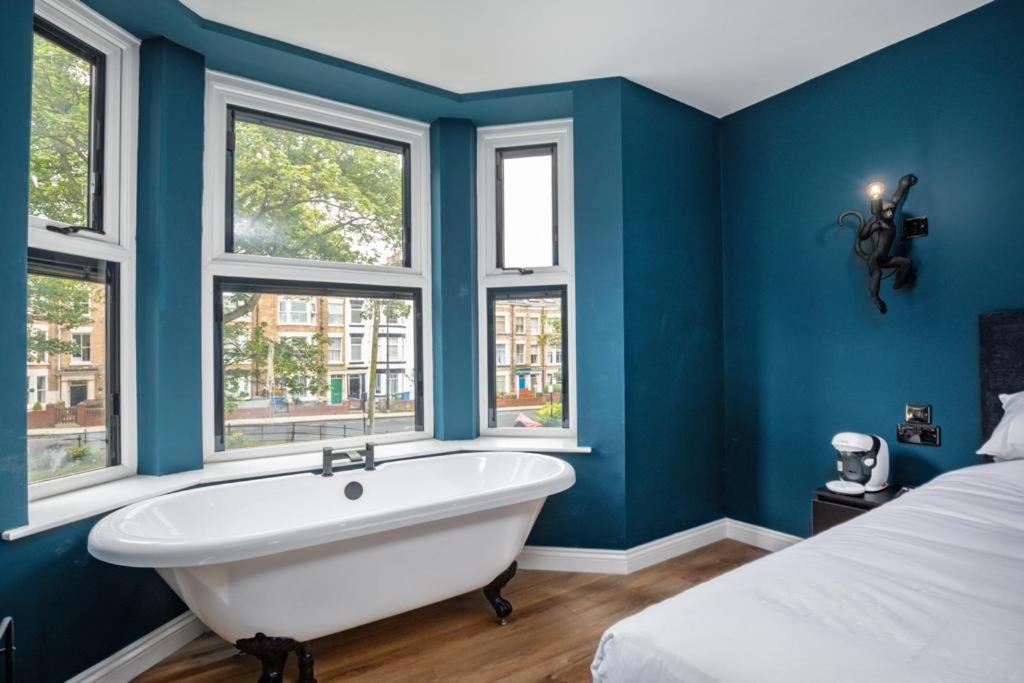 23 Trafalgar Square With Hot Tub And Cinema Scarborough Eksteriør billede